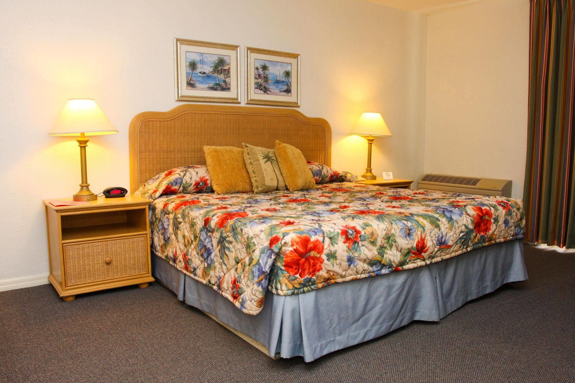 Castaways Resort And Suites Фрипорт-Сити Экстерьер фото